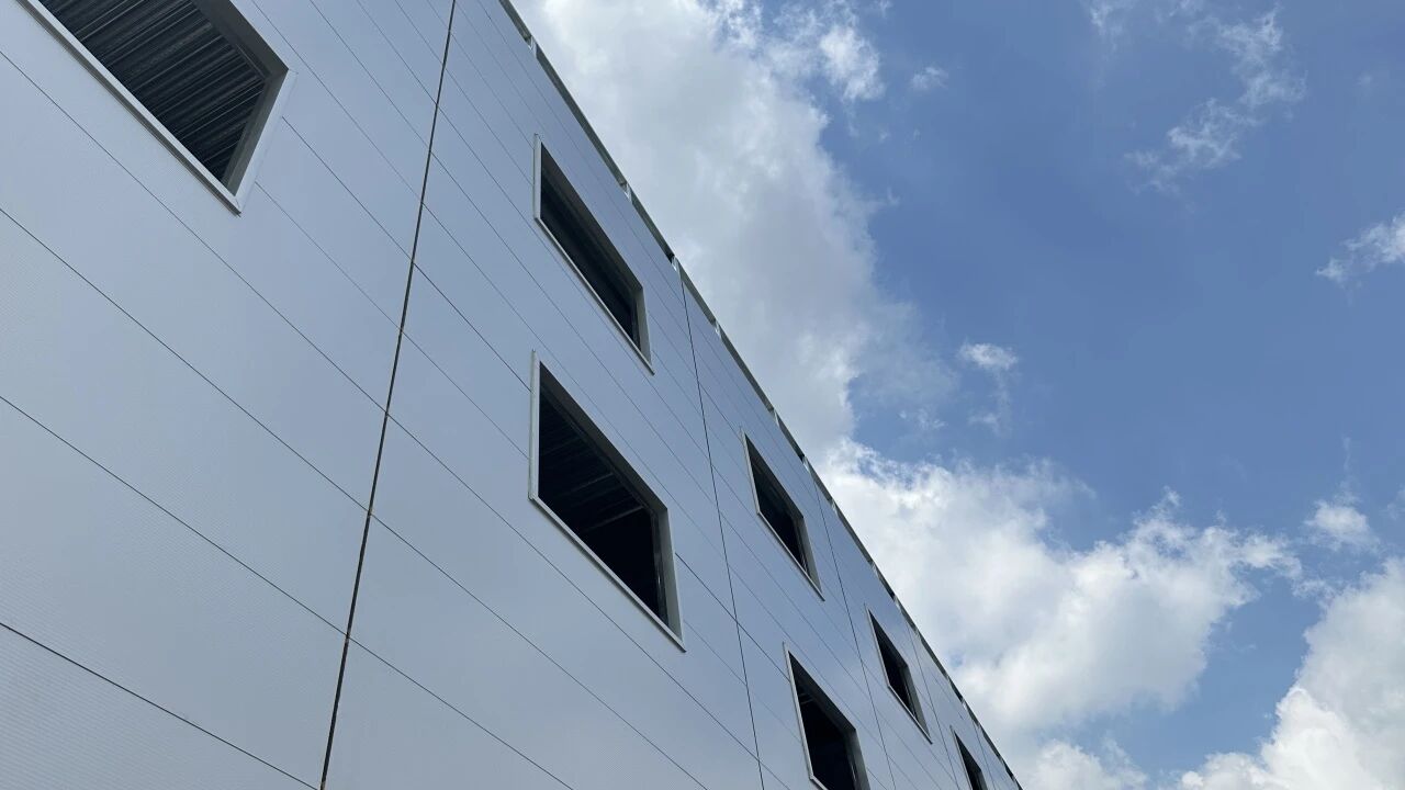 宝润达聚氨酯封边岩棉板——为工业外墙注入“长寿基因”