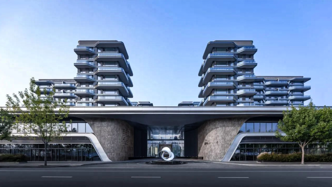 当银灰铝板遇见西安天际线！宝润达科技幕墙如何让建筑拥有「超流体美学」？